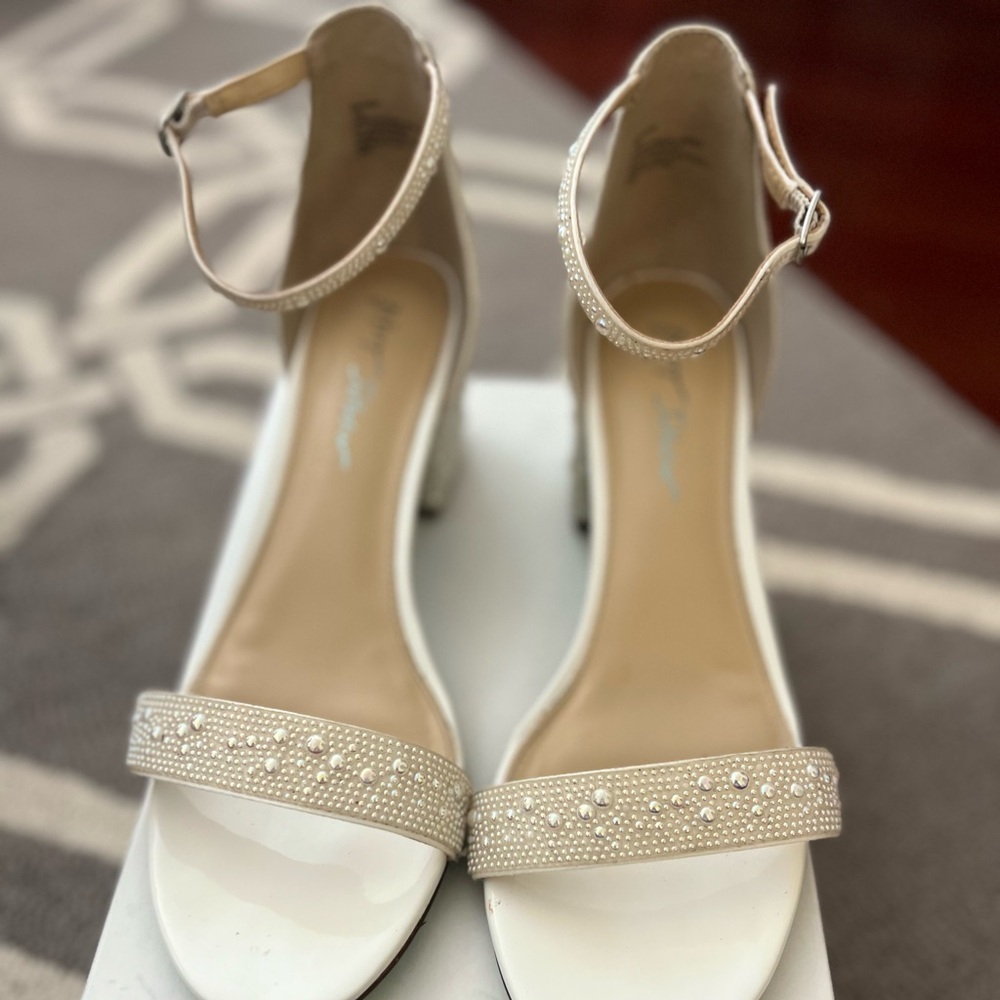 Betsey Johnson Mari block heels size 11- white